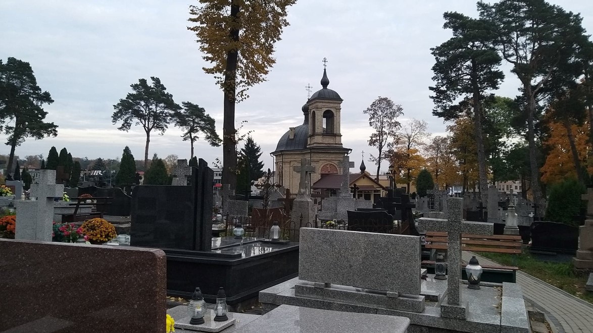 Prawosławni korzystają z dnia wolnego i także odwiedzają groby zmarłych