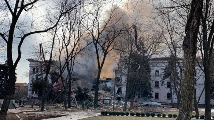 W Mariupolu Rosjanie bombardują Azowstal i dzielnice mieszkalne