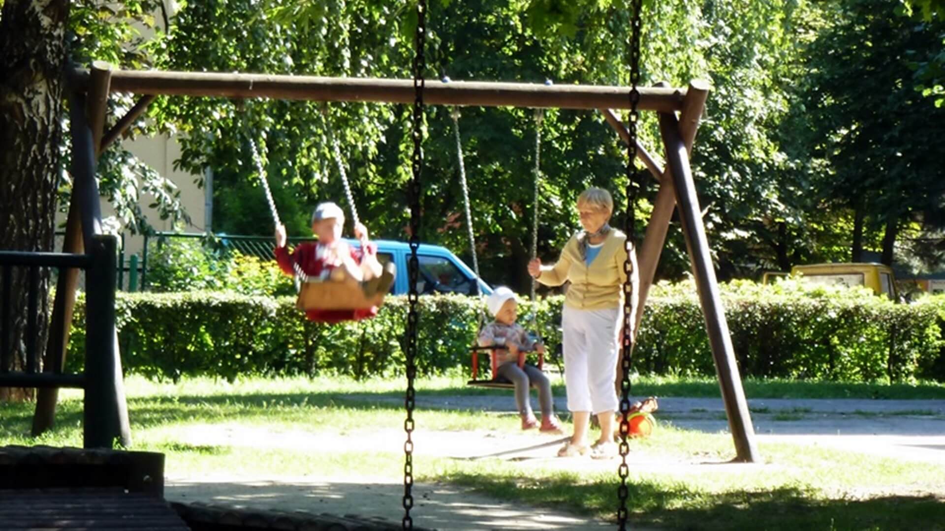 Place zabaw i boiska przy białostockich przedszkolach i szkołach będą niedostępne