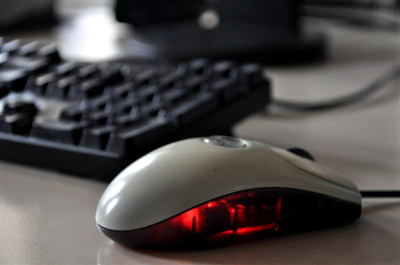 Trzy komputery, telewizor, drukarka i PlayStation – gmina Szumowo ma nową pracownię multimedialną Fundacji Orange