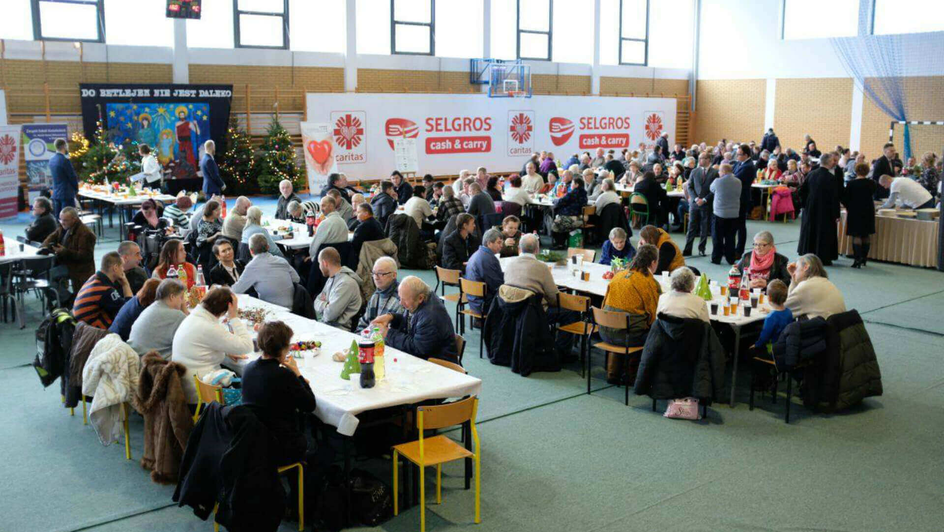 Ryba po grecku, smażony karp i kutia – pół tysiąca osób na wigilii dla samotnych i potrzebujących