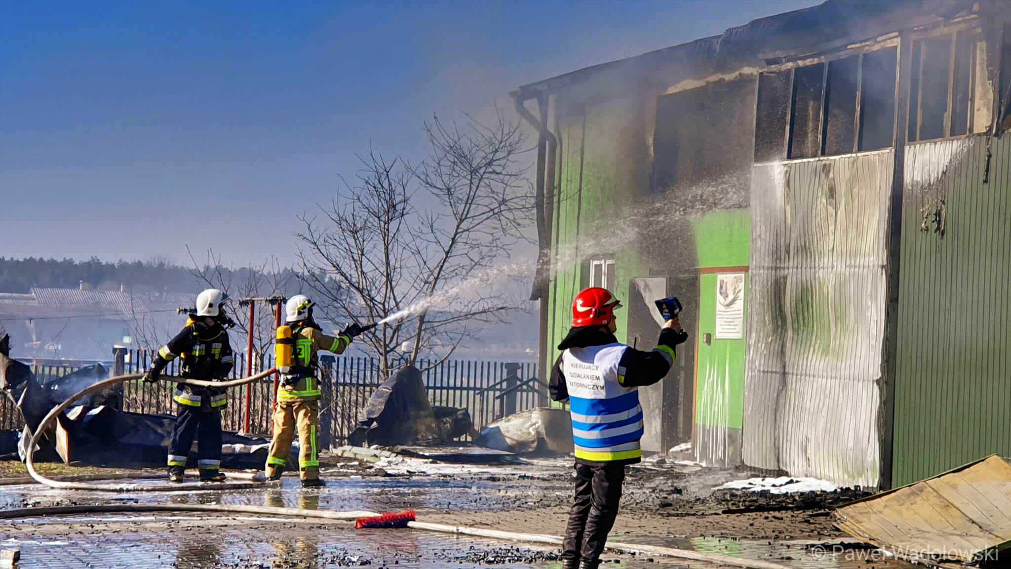 Na 800 tys. zł strażacy oszacowali straty w pożarze hali koło Łomży