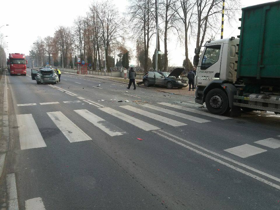 Pieszy ranny po zderzeniu trzech aut - zablokowany był wjazd do Białegostoku