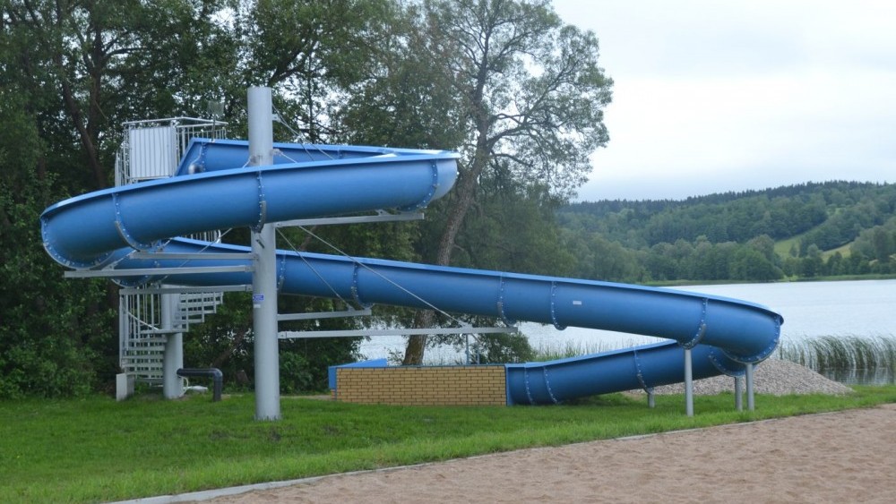 Główna atrakcja plaży nad jeziorem Pobondzie pozostanie zamknięta do następnych wakacji