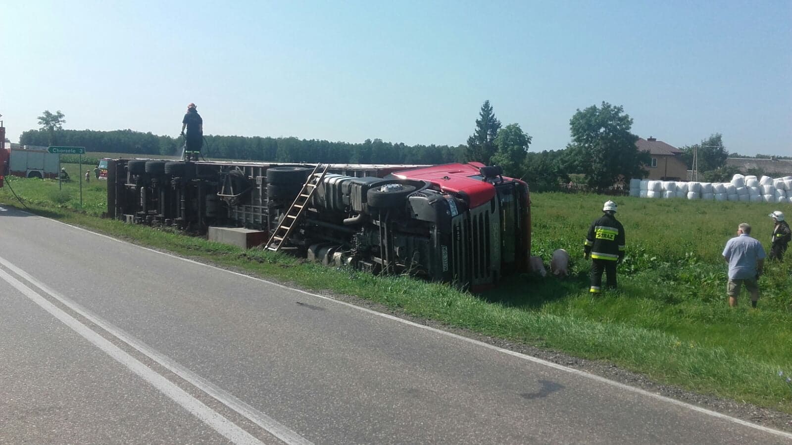 Wypadek samochodu ciężarowego w miejscowości Chmiele-Pogorzele