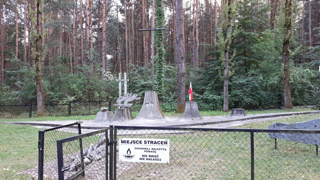 Uroczystości w Lesie Bacieczkowskim upamiętniające ofiary totalitaryzmów