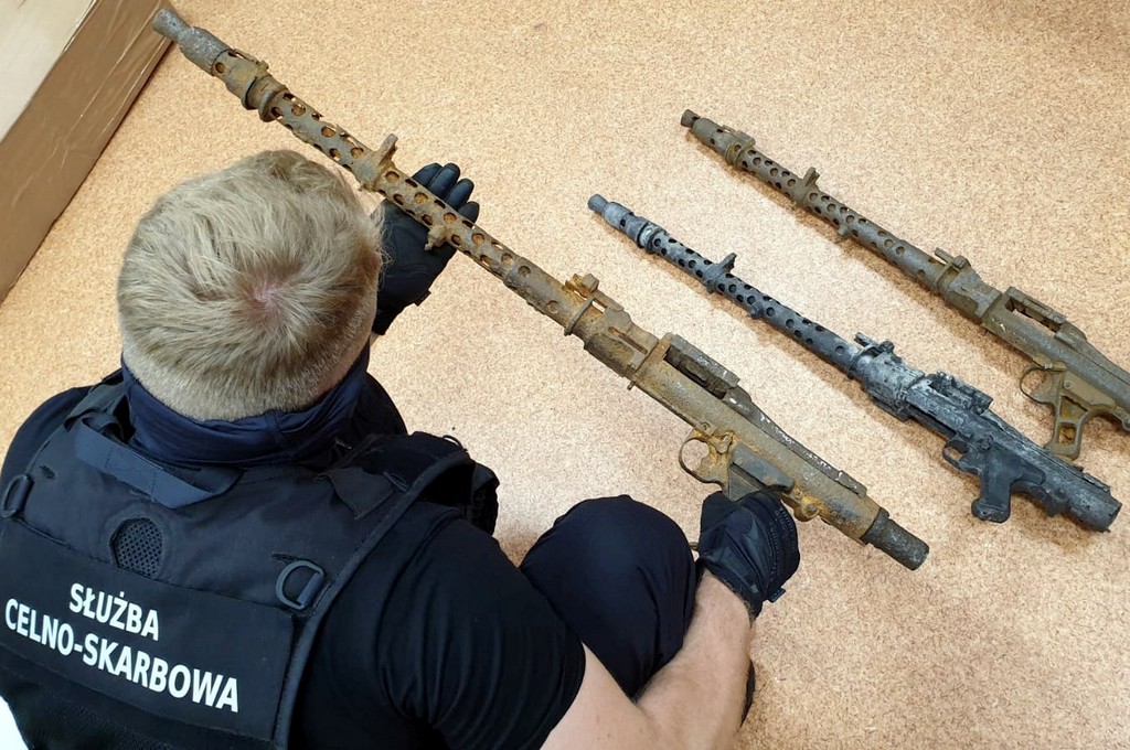 Karabiny z okresu II wojny światowej wykryli w przesyłce kurierskiej funkcjonariusze KAS