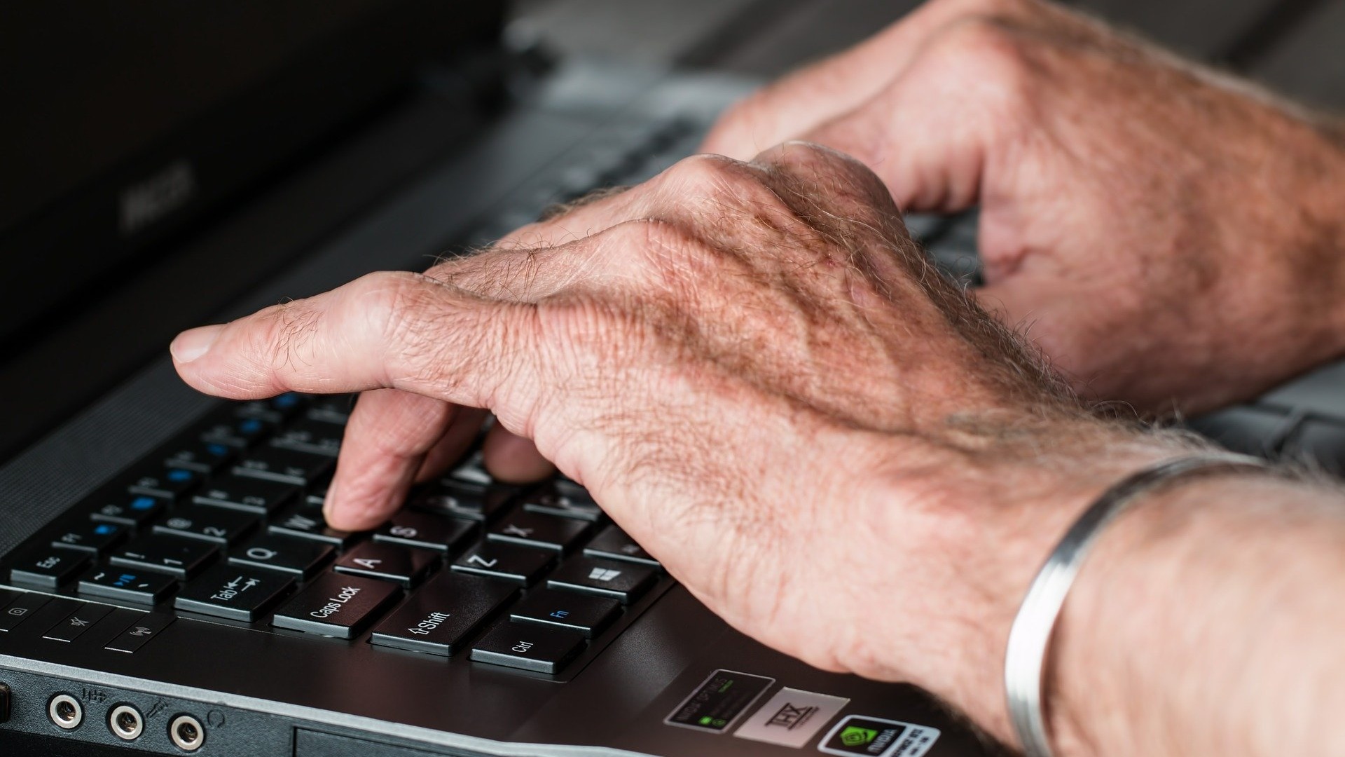Zamiast miłości - milionowe straty. 74-latka oskarżona o udział w internetowych oszustwach