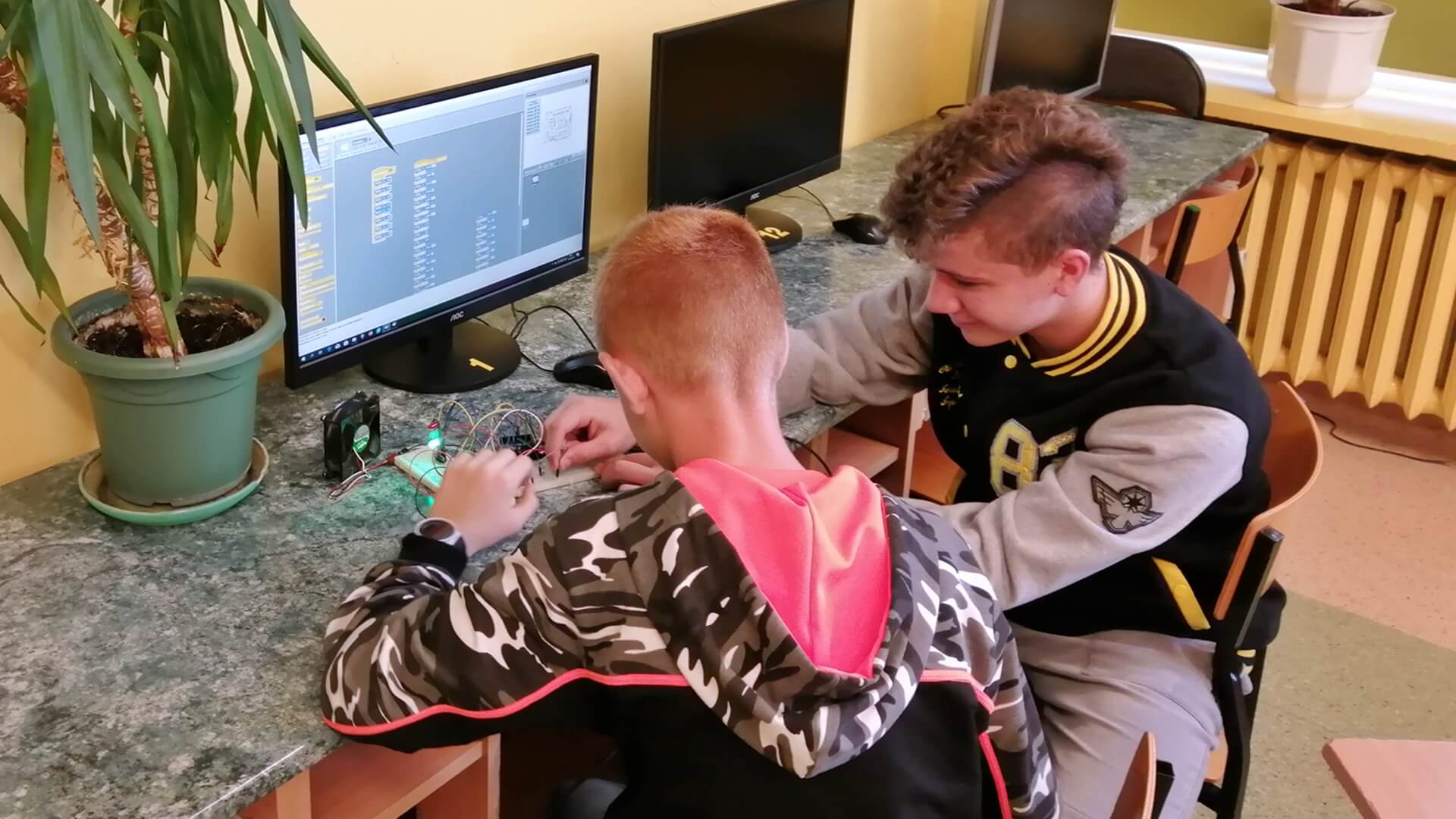 Uczniowie ze szkoły w Jaświłach uczą się podstaw kodowania
