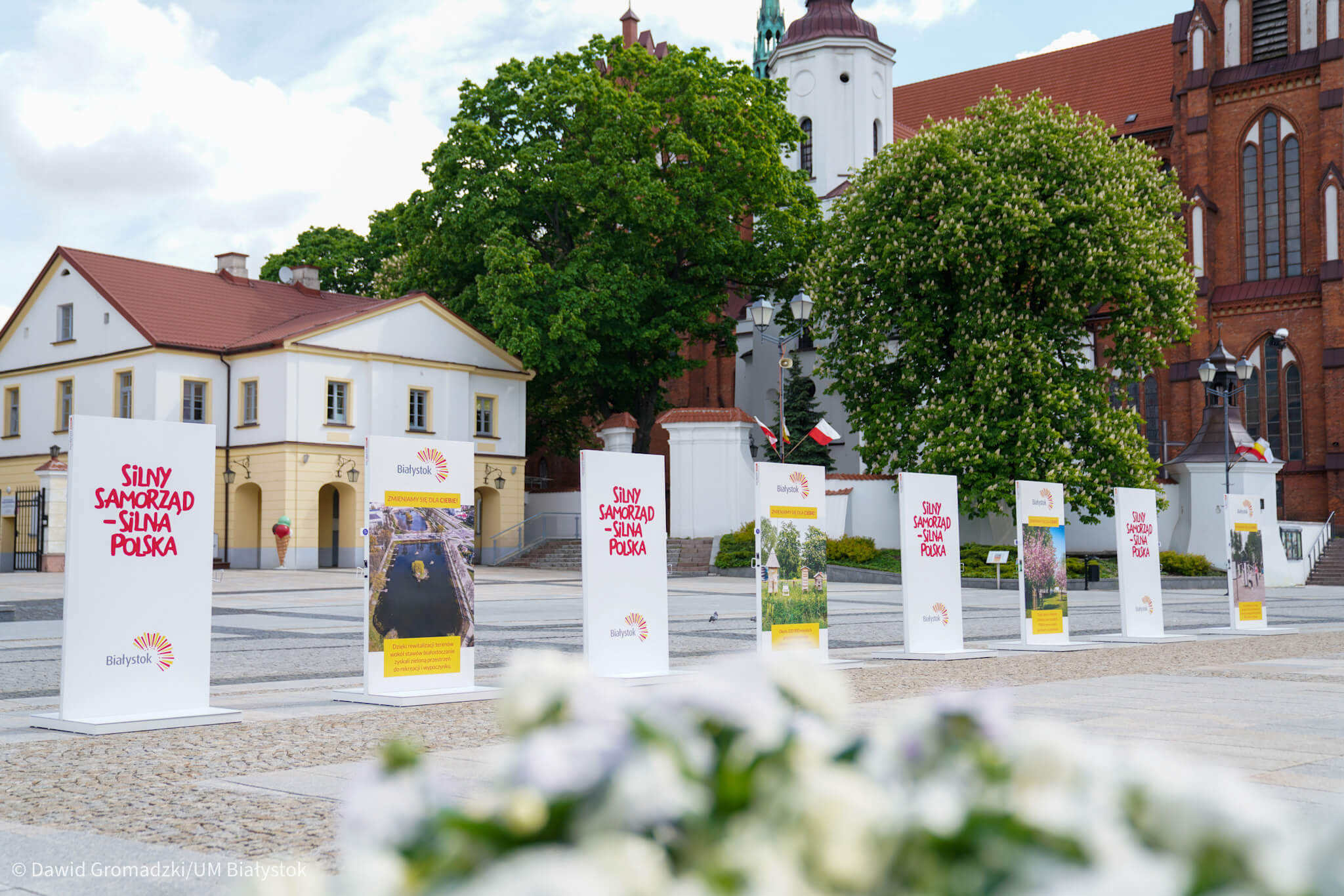 Flagi i wystawa na Dzień Samorządu Terytorialnego w Białymstoku