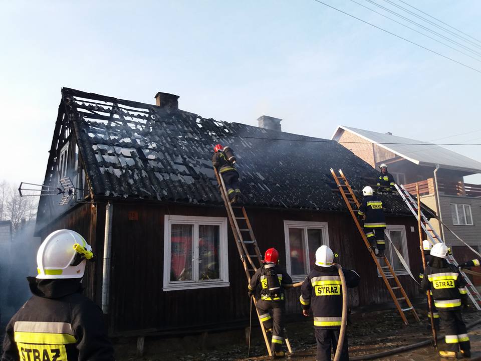 Pożar domu w Jasionówce koło Moniek – strażacy uratowali starszą kobietę