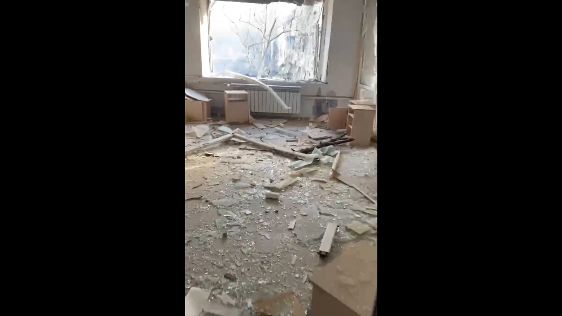 Zełenski o zbombardowaniu szpitala w Mariupolu: Pod gruzami są dzieci