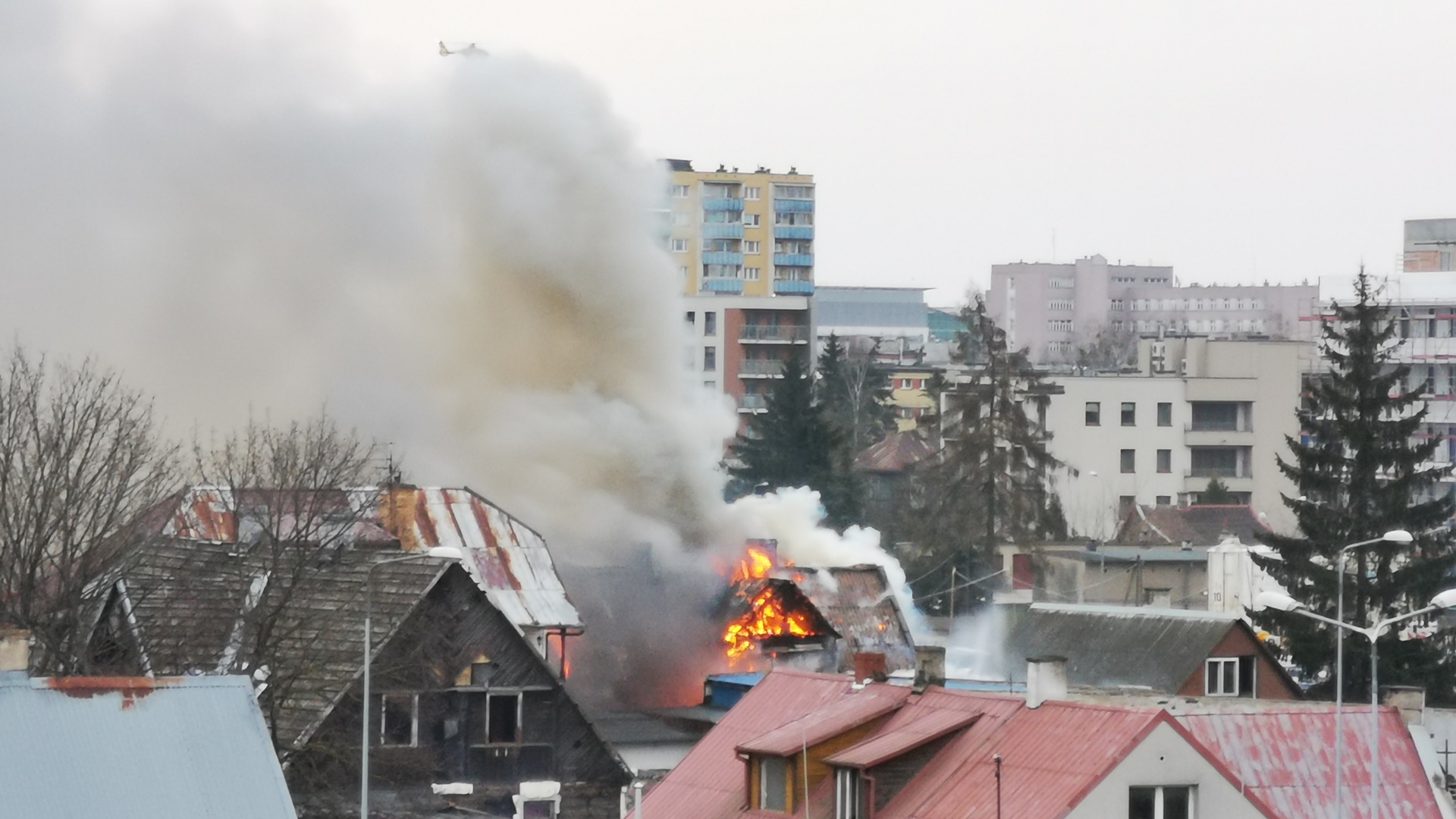 Pożar drewnianego domu na osiedlu Bema w Białymstoku
