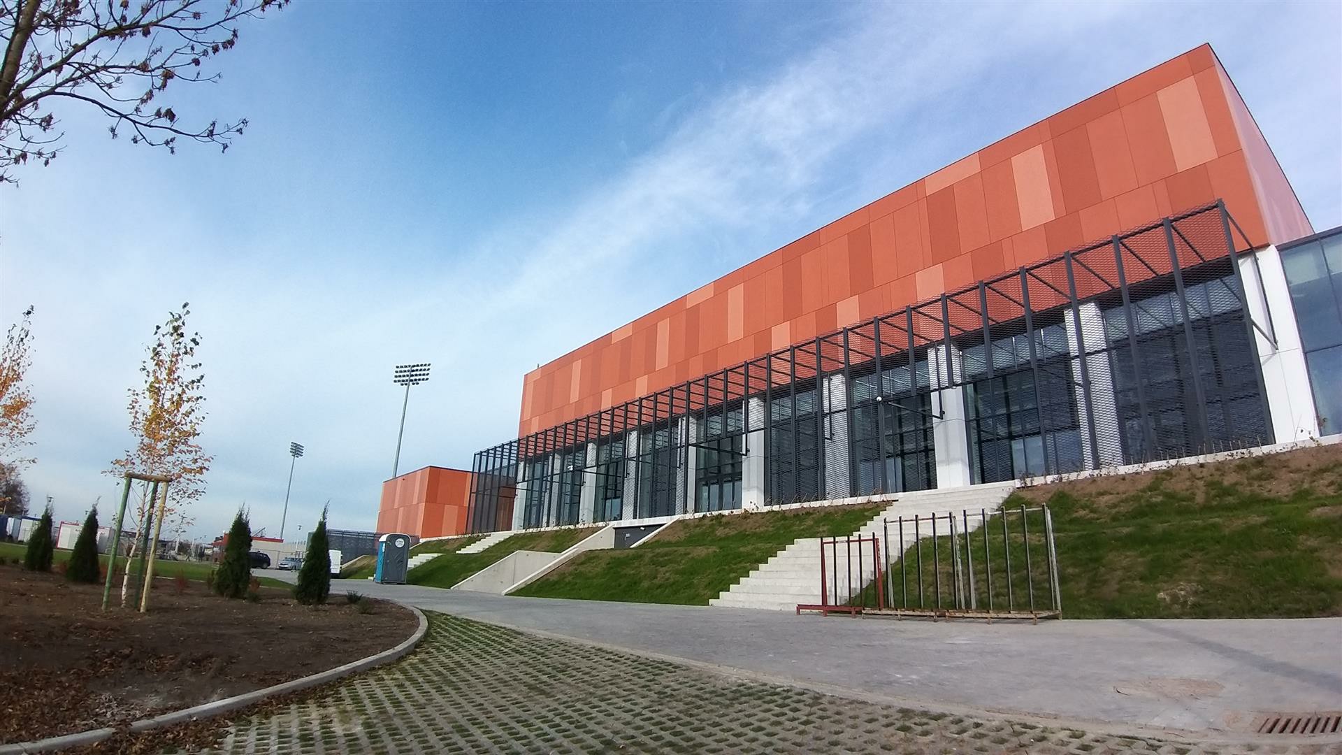Suwalczan czeka kolejny wydatek związany z halą sportową. 115 tys. zł na napis z nazwą „Suwałki Arena”