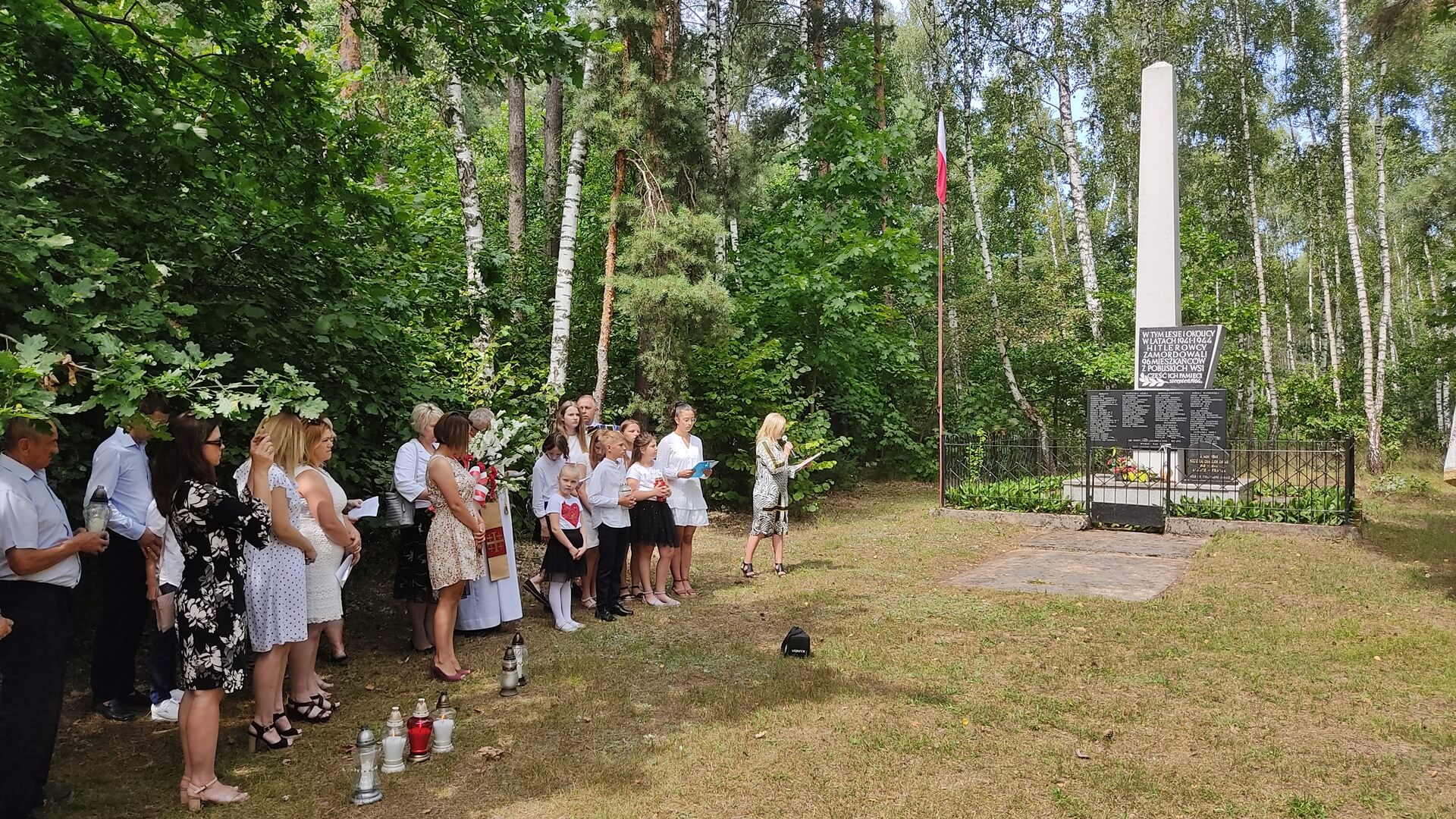 Przedstawiciele lokalnych władz i mieszkańcy upamiętnili ofiary hitlerowców sprzed 77 lat