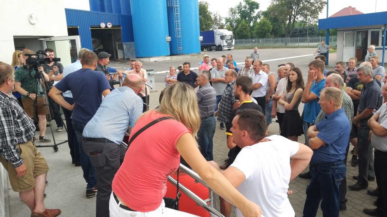 Kilkuset rolników domaga się wypłat za dostarczone mleko do spółdzielni Bielmlek w Bielsku Podlaskim