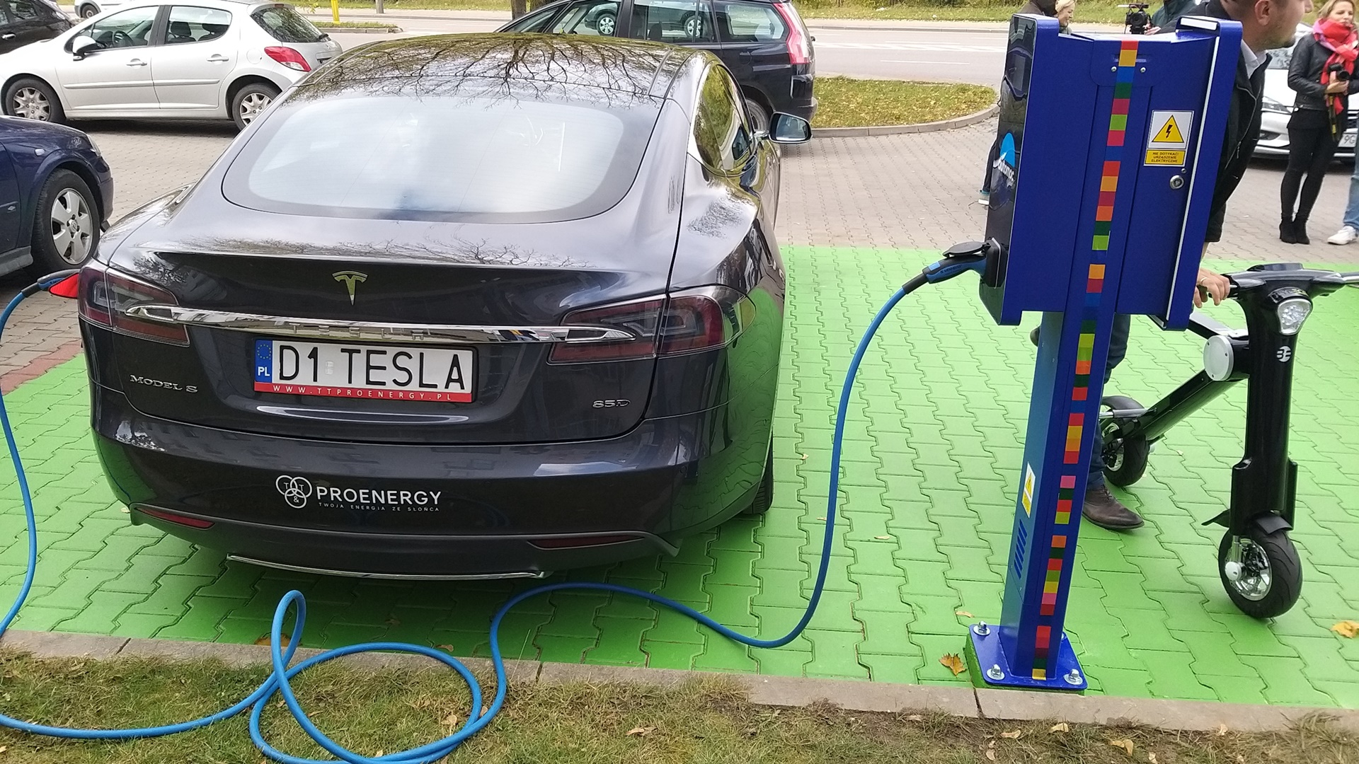 Przy ul. Poleskiej w Białymstoku stanęła publiczna stacja ładowania samochodów elektrycznych