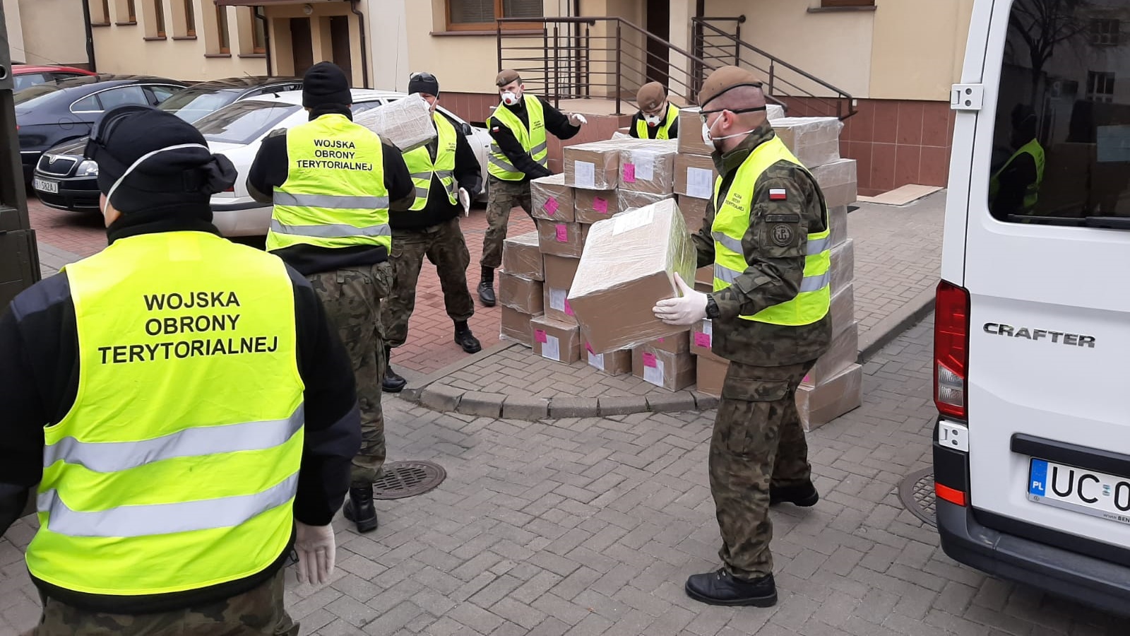 Terytorialsi rozwożą środki ochrony osobistej do podlaskich szpitali