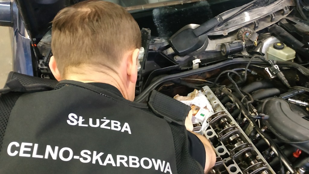 Przemyt w Kuźnicy – papierosy ukryte w silniku