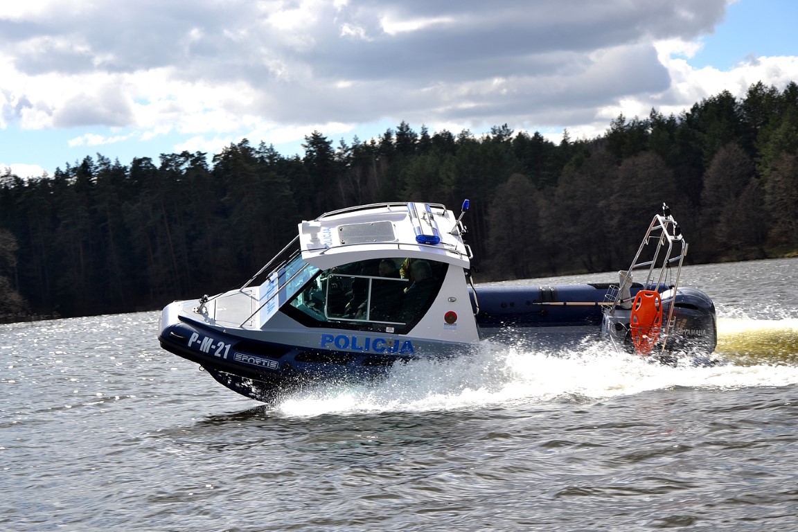Augustów:  Policjanci uratowali tonącego