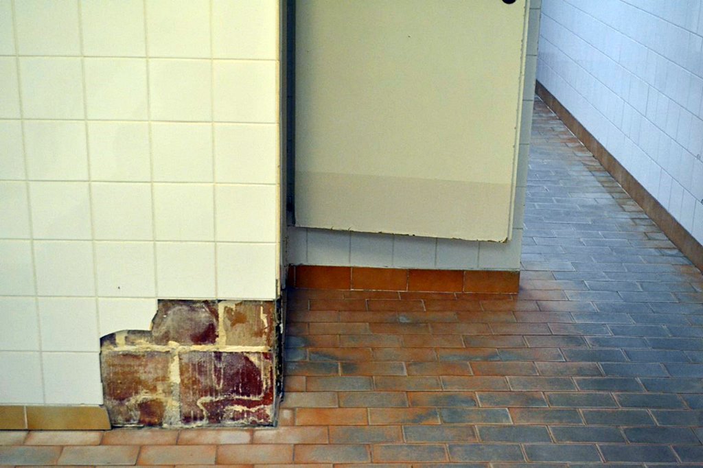 Zagrzybiony sufit, popękane drzwi i odpadająca glazura – będzie remont basenu przy SP nr 10 w Suwałkach