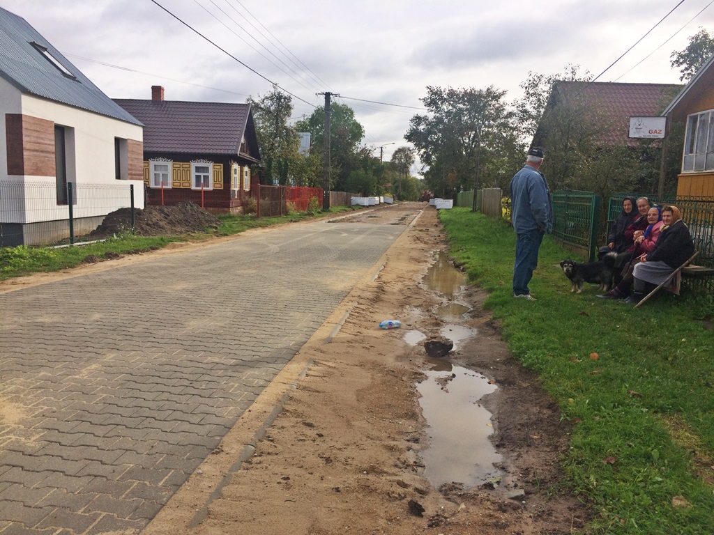 Jest za wąska i nie ma chodników. Mieszkańcy wsi Soce narzekają na remontowaną drogę