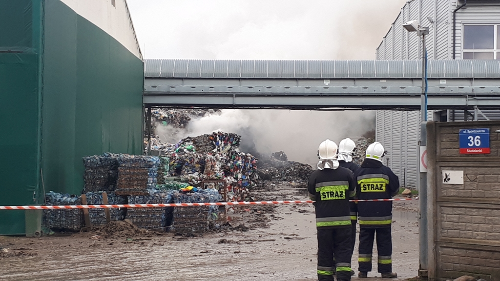 Strażacy walczą z pożarem w Studziankach k. Wasilkowa - pali się hałda śmieci na składowisku odpadów