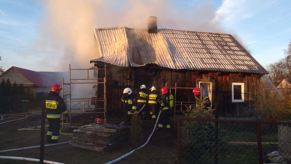 Pożar we wsi Kalnica niedaleko Brańska – rodzina straciła dach nad głową