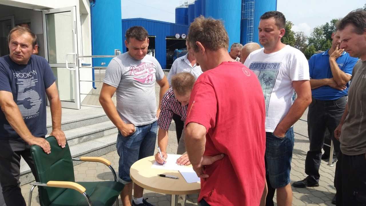 Rolnicy odchodzą ze spółdzielni mleczarskiej w Bielsku Podlaskim, która ma problemy finansowe
