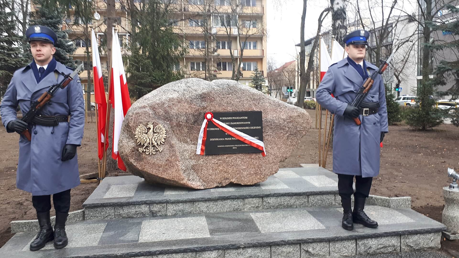 Przed Komendą Wojewódzką Policji w Białymstoku odsłonięto tablicę pamiątkową