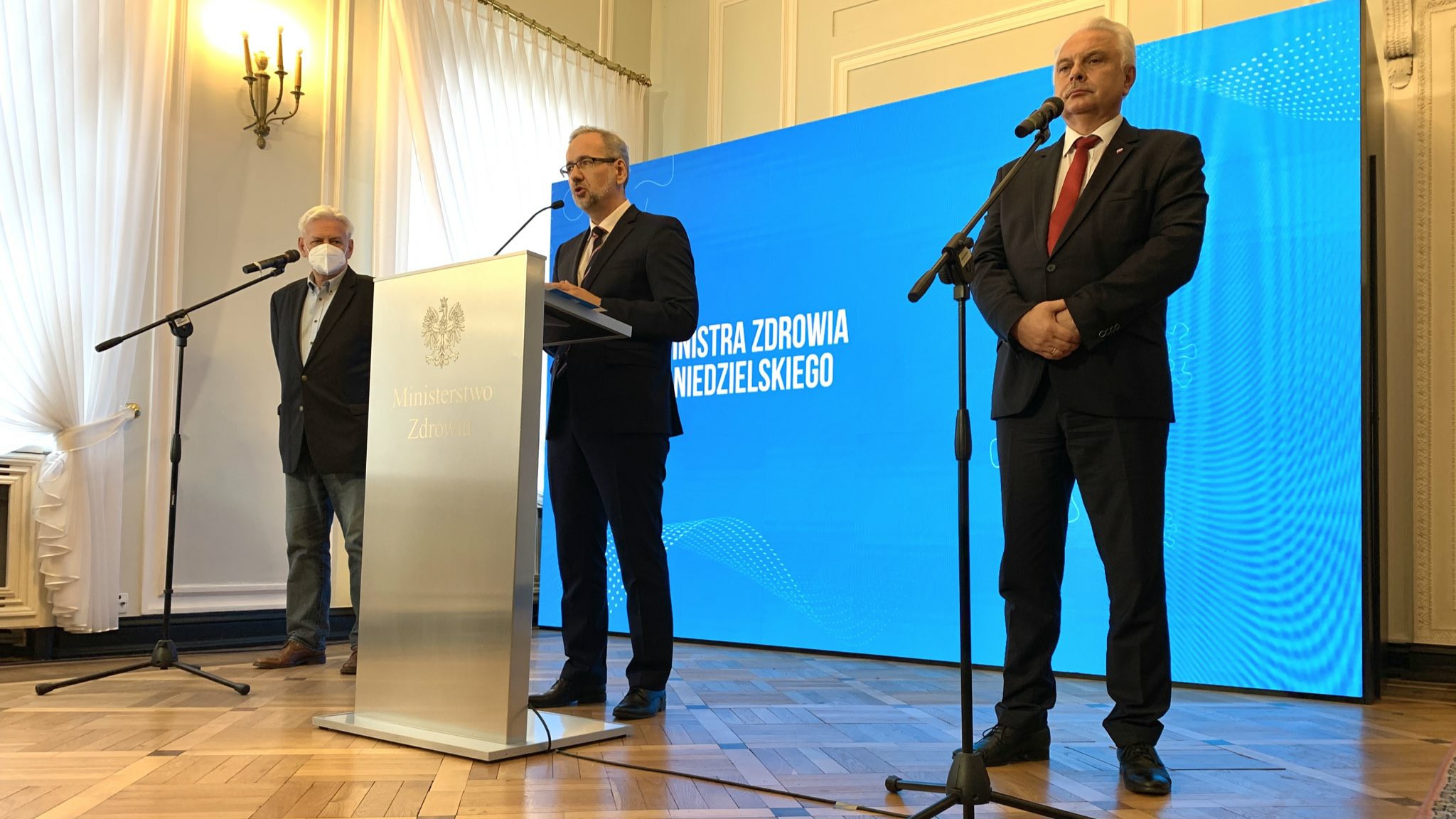 Ministerstwo ogłasza nowe obostrzenia. Zamknięte restauracje po 22:00 w strefie czerwonej i maseczki na ulicach w strefie żółtej
