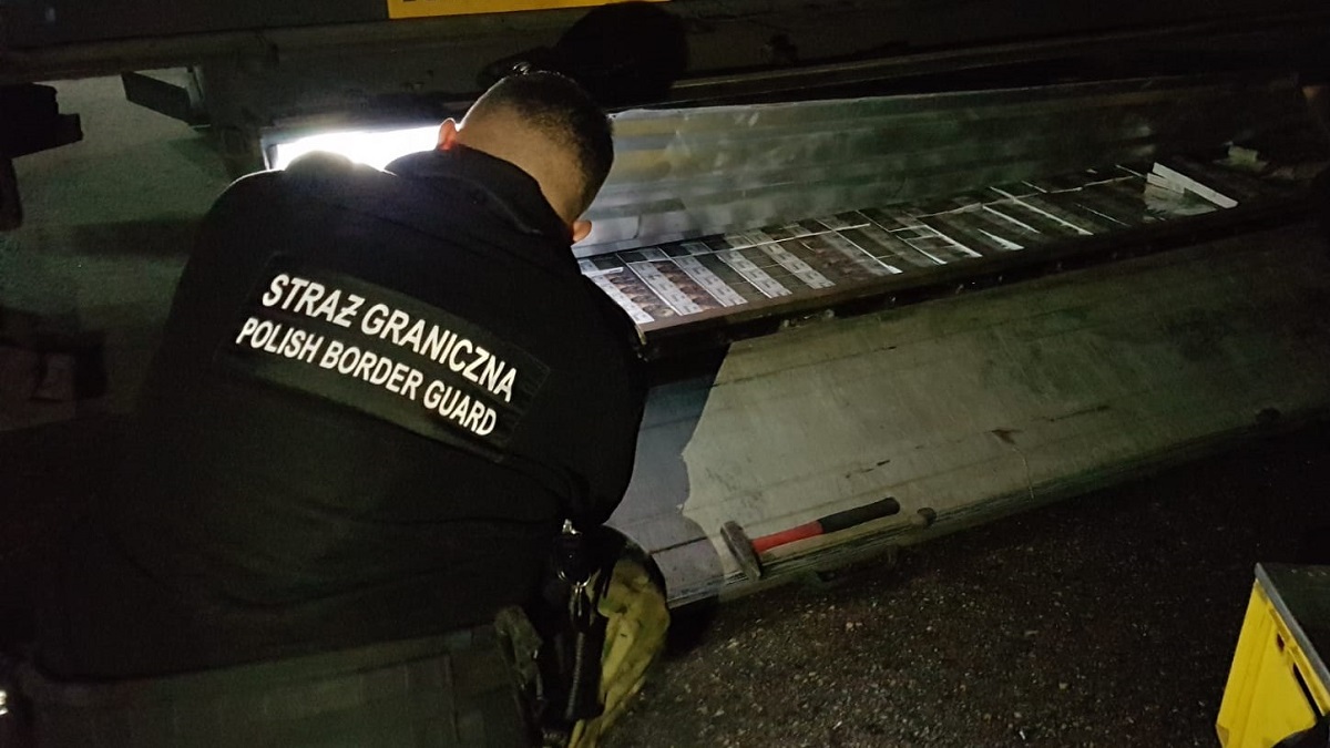 Przemyt papierosów ukrytych w białoruskich ciężarówkach