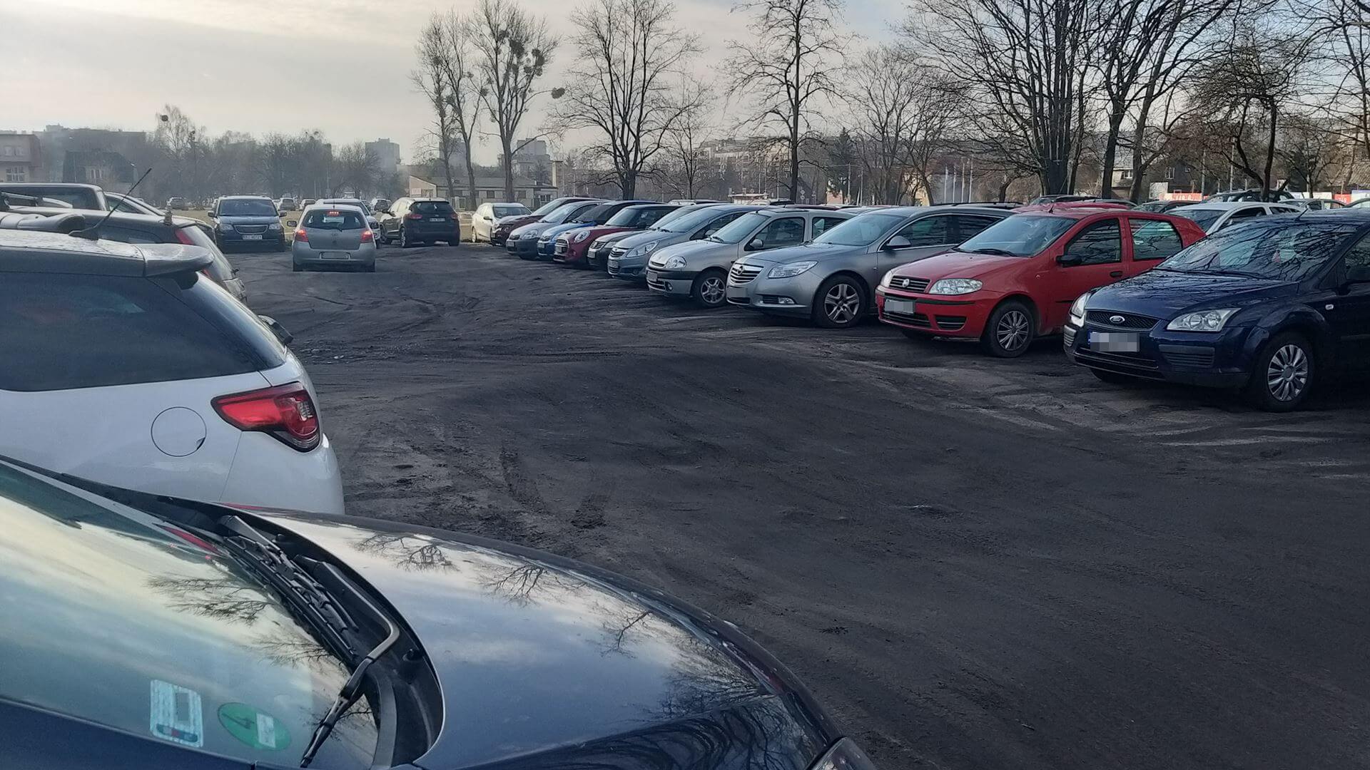 Nie będzie już "dzikiego" parkingu pod ZUS-em - władze miasta chcą sprzedać działkę
