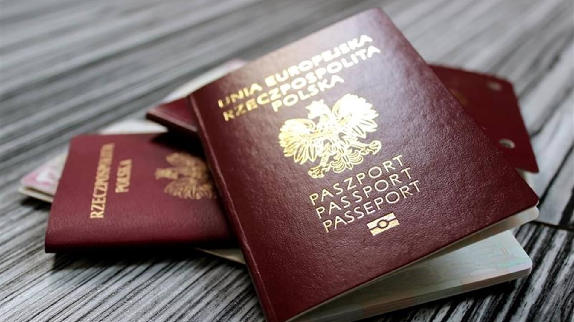 Rzecznik MZ: radziłbym ostrożność w planowaniu wakacji poza granicami Polski