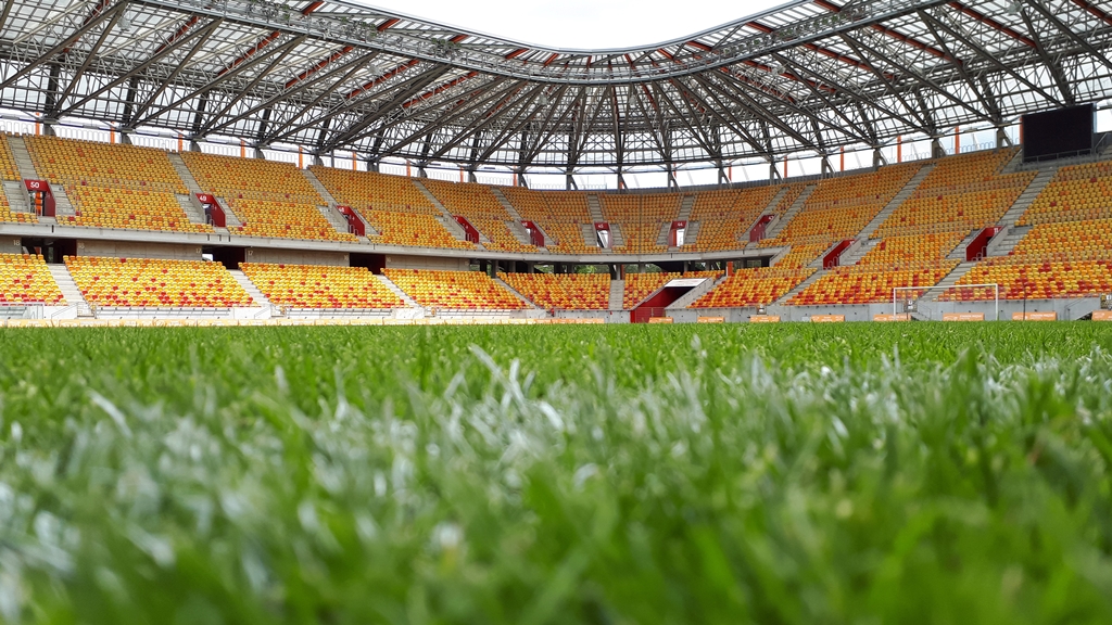Już się rozwijają rolki trawy. Jagiellonia powinna zagrać na nowej murawie