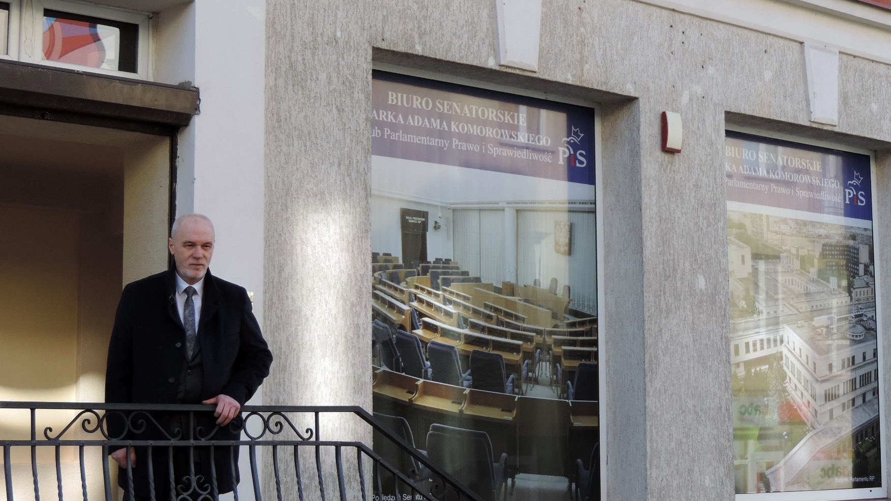 W Łomży wybito szybę w biurze senatora PiS Marka Komorowskiego
