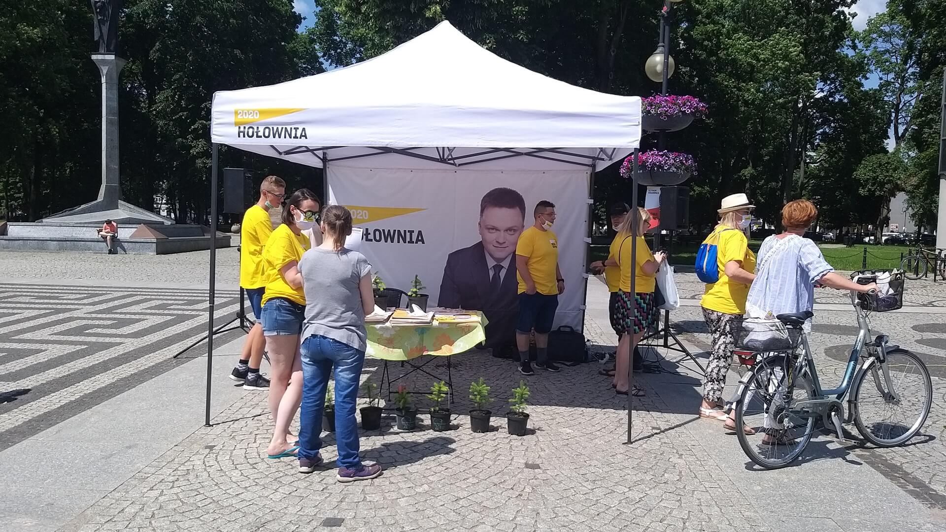 Wolontariusze z Ekipy Szymona Hołowni namawiali mieszkańców Augustowa do głosowania na swojego kandydata