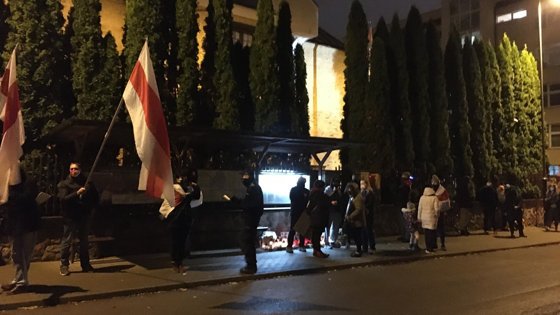 Białorusini mieszkający w Białymstoku manifestowali przed Konsulatem