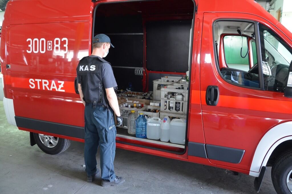 Podlaska KAS przekazała strażakom pół tys. litrów alkoholu z przemytu