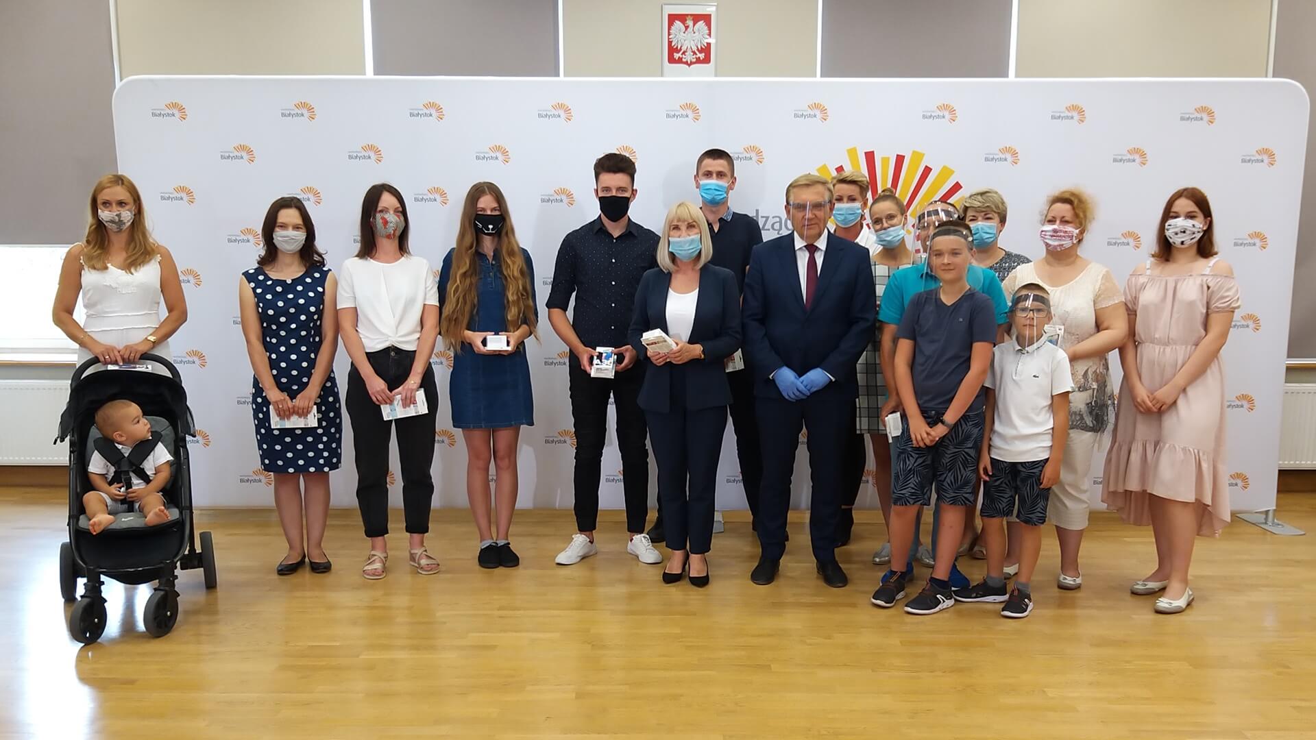 Rozstrzygnięto konkurs "12 smartfonów na 12 lipca" - mieszkańcy Białegostoku odebrali nagrody