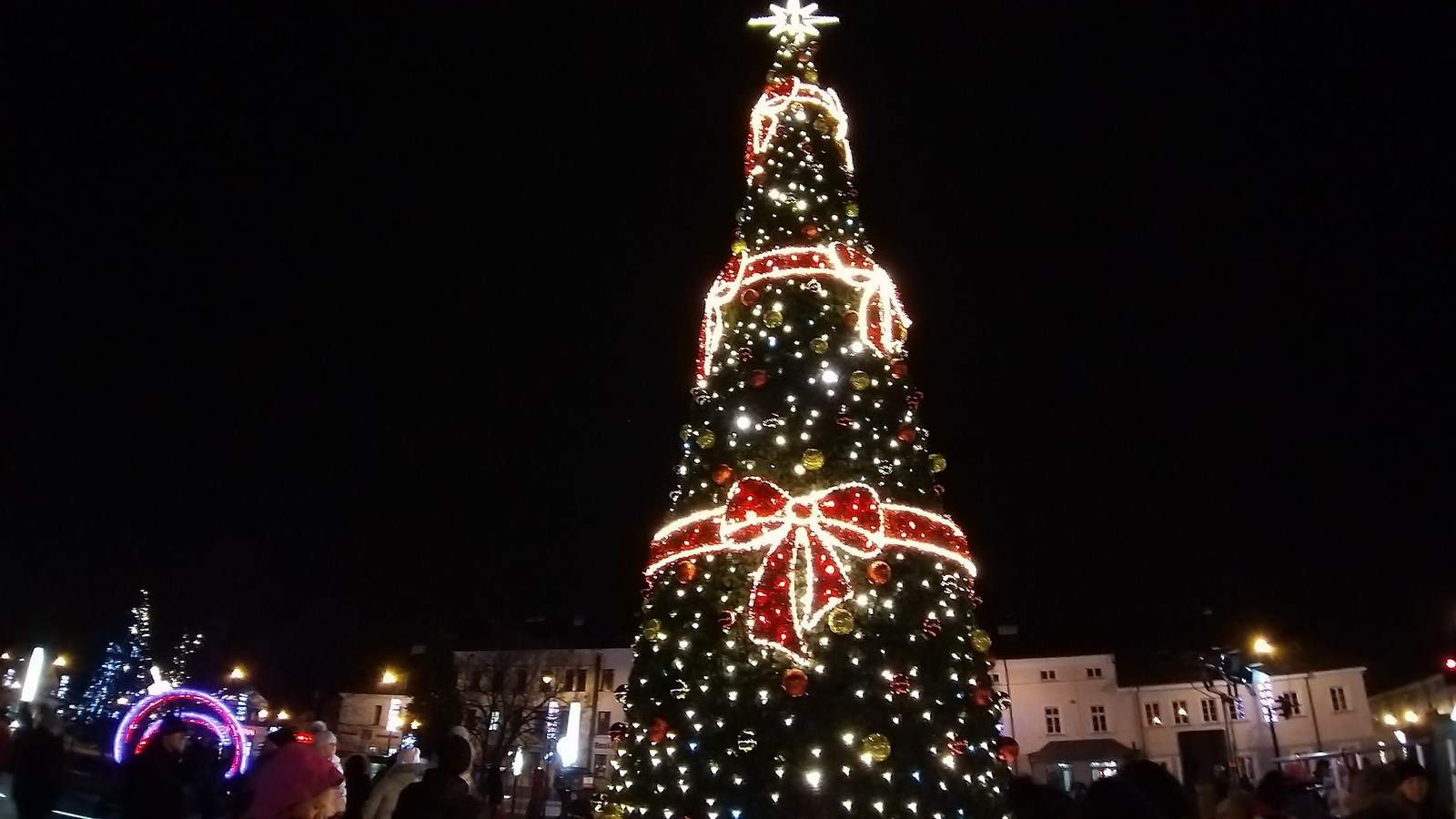 W centrum Suwałk stanęła choinka - z tej okazji rozdano dzieciom prezenty