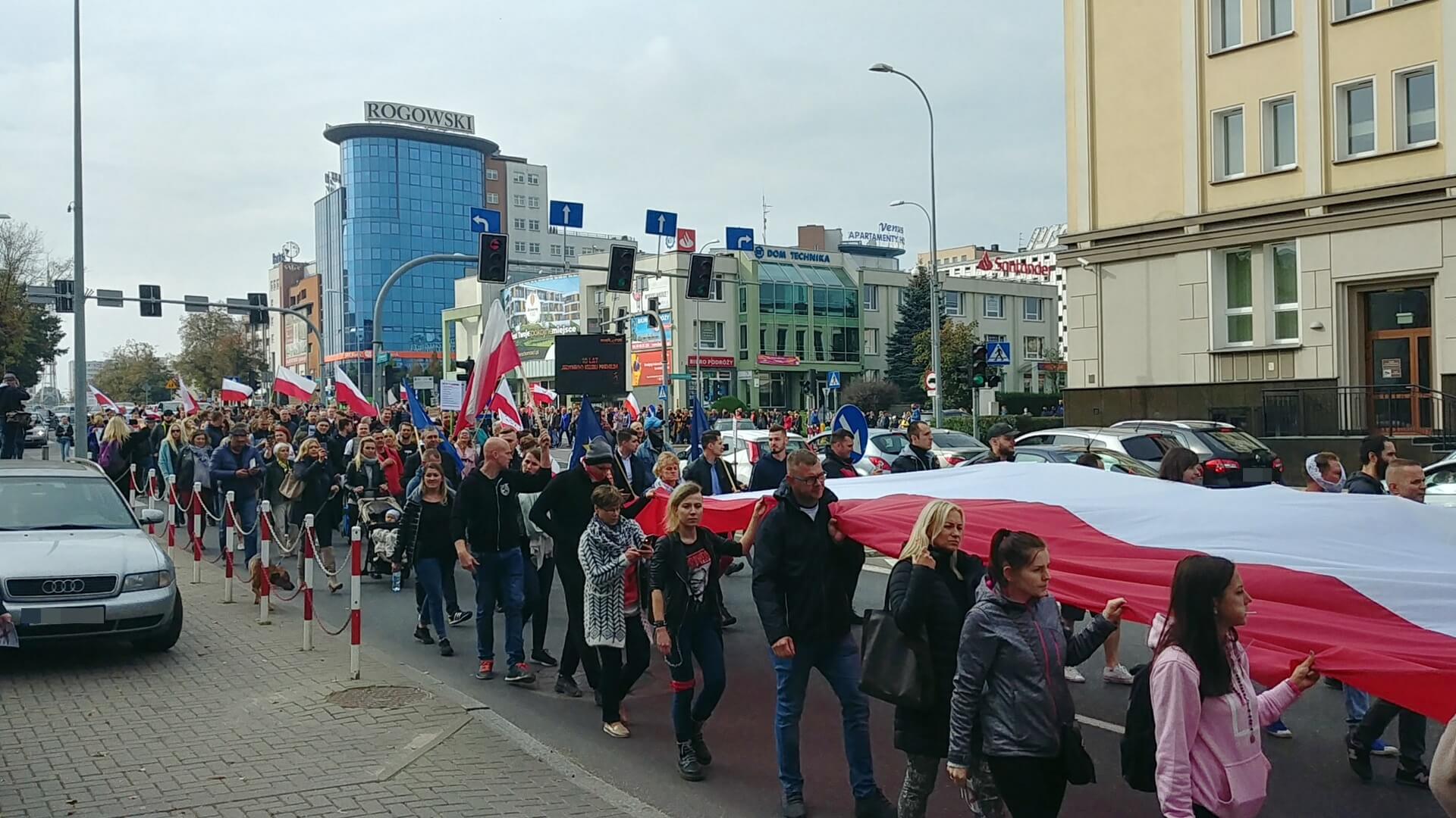 Ulicami Białegostoku przeszedł marsz tzw. antycovidowców. Pod koniec został rozwiązany przez władze miasta