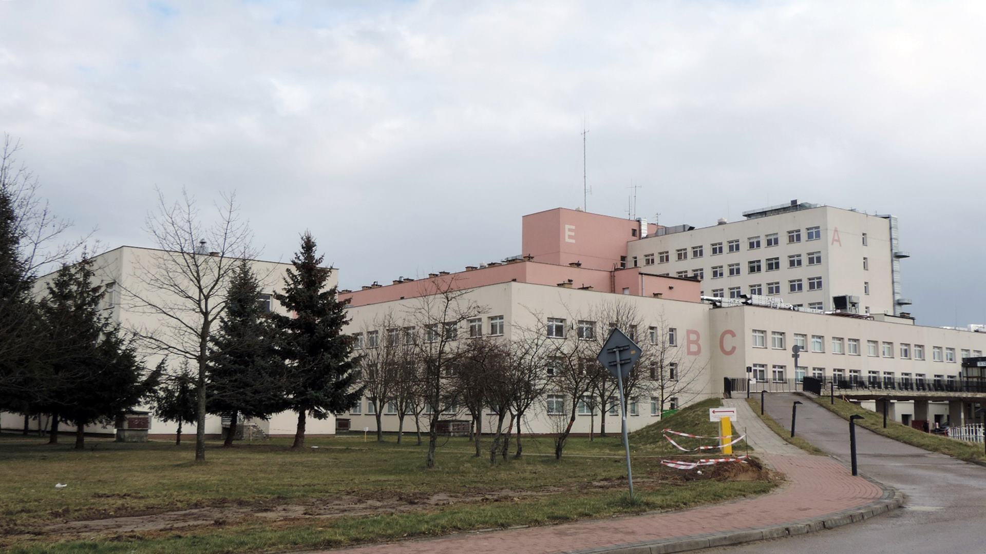 Łomża: 10 pracowników szpitala z negatywnymi wynikami testów na koronawirusa