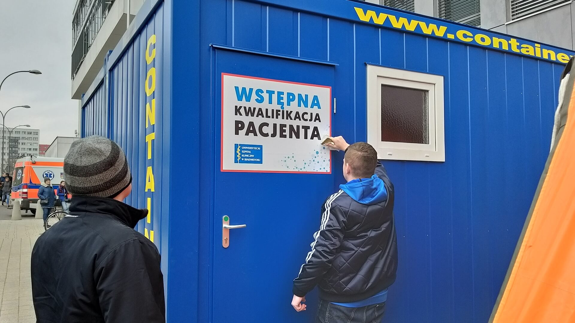 Wstępna kwalifikacja pacjentów szpitala USK w kontenerze - jednak później
