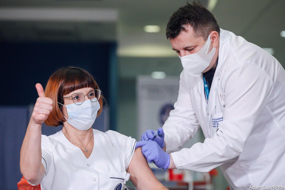 Pielęgniarka jako pierwsza zaszczepiona przeciw COVID-19: ufam ekspertom, wszyscy powinni