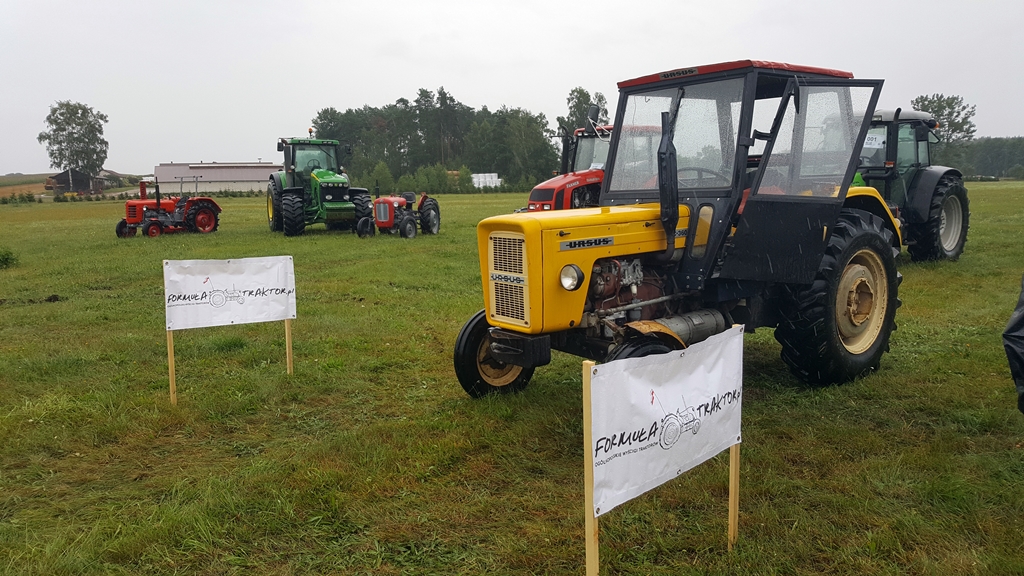 Slalom ciągnikiem po polu - "Traktoriada" w Korycinie