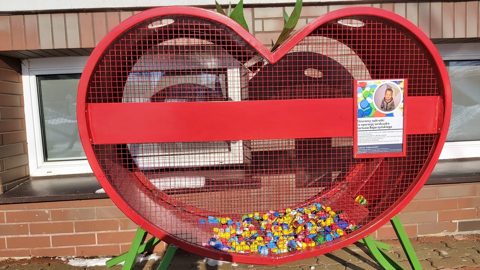 Wrzucając nakrętki do "wielkiej truskawki" w Korycinie można pomóc choremu dwulatkowi