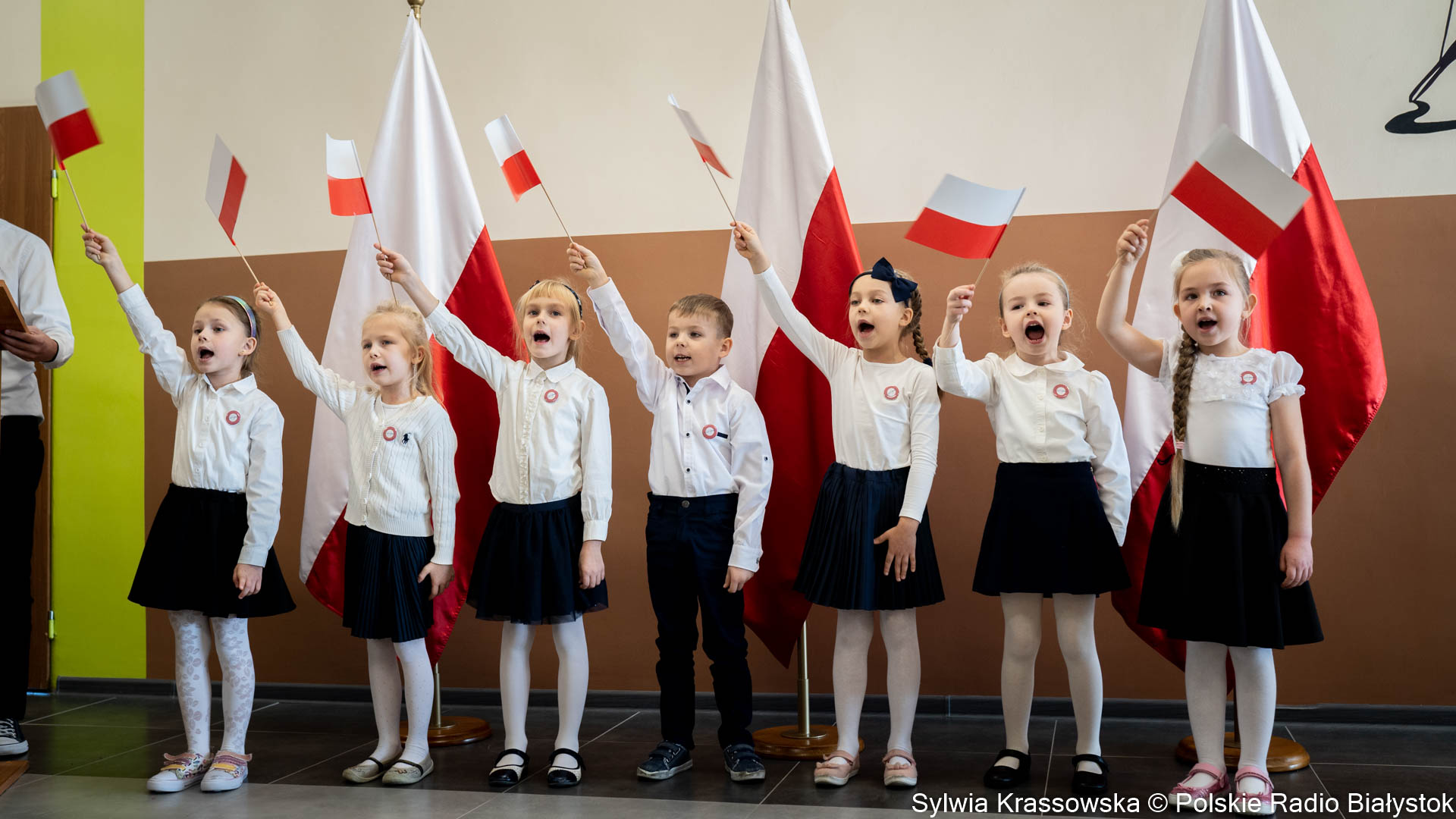 Uczniowie ze szkoły w Tykocinie zaśpiewali hymn Polski [zdjęcia, wideo]