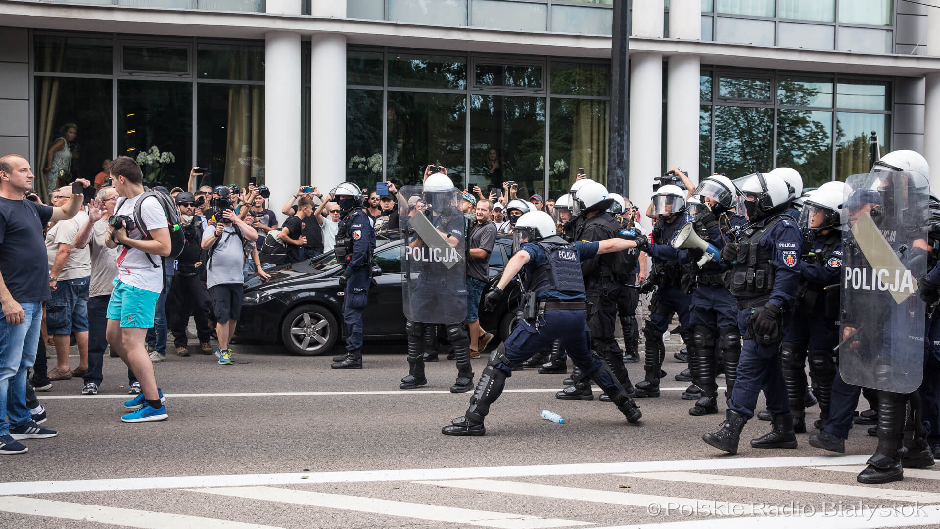 Rok więzienia w zawieszeniu i dozór kuratora za rzucenie w policjantów kostką brukową podczas Marszu Równości