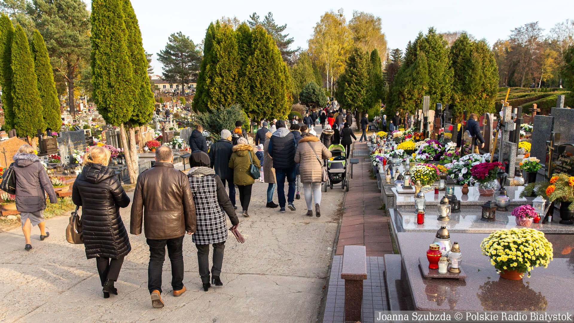 Kraska: cmentarzy raczej nie zamkniemy, ale rozłóżmy w czasie wizyty na grobach